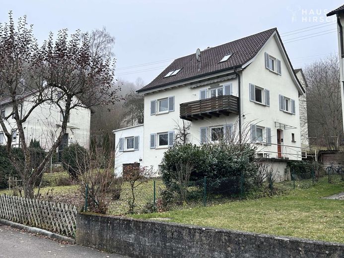 Front, von der ruhigen Seitenstraße aus