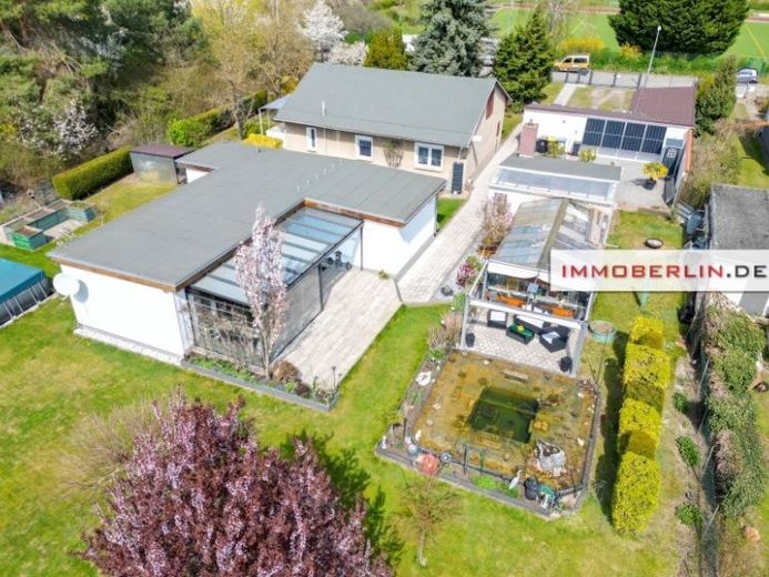 IMMOBERLIN.DE - Arka konumda güney cepheli arsa, bungalov mimarisi ve güneş terası – Fotoğraf 1