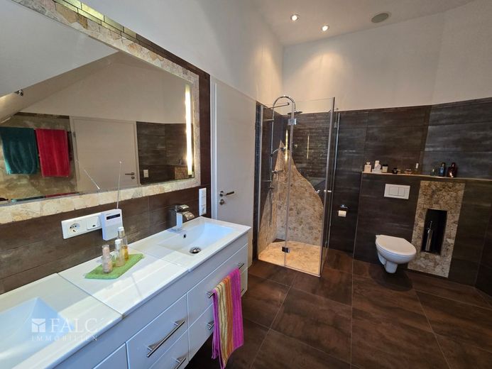 Ein Haus wie kein zweites, ruhig gelegen und mitten drin – Badezimmer