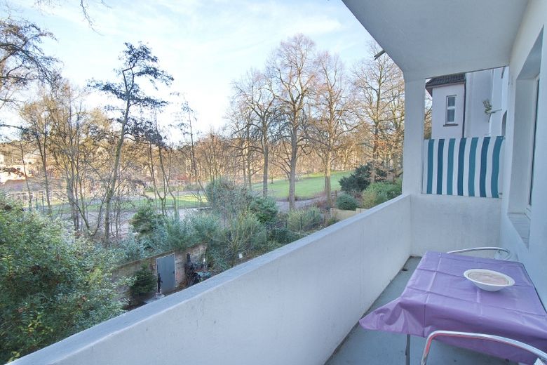 Modern eingerichtete, großzügig geschnittene Wohnung mit Internetzugang und Balkon, zwei Bäder, nahe U-Bahn und Einkaufsmöglichkeiten – a8b2b60a43f9aa421be5e83f9cc9cfc3261bb4ca.jpg