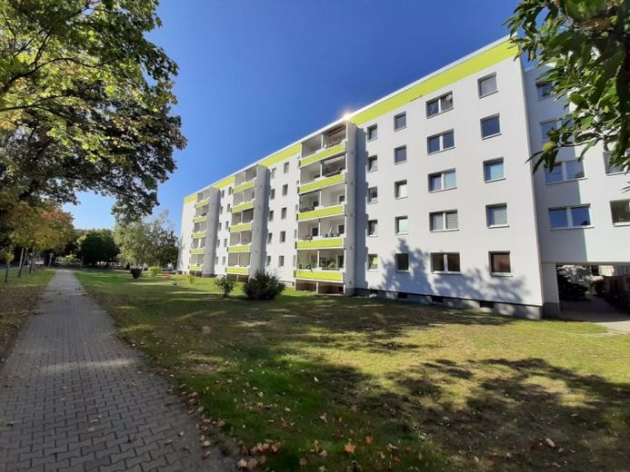Ruheoase im Grünen: Familienfreundliche 4-Raumwohnung mit Balkon – Foto 1