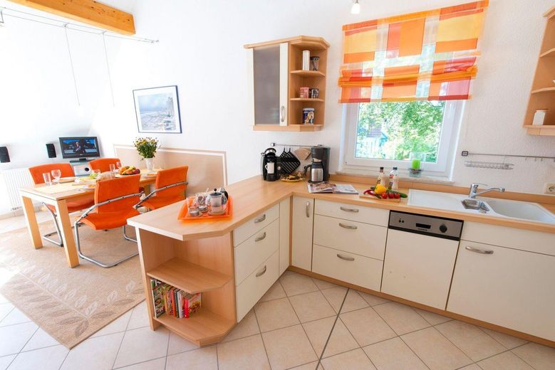 Provisionsfreie Maisonettenwohnung mit außergewöhnlichem Raumgefühl in Zingst – Küche/Essplatz