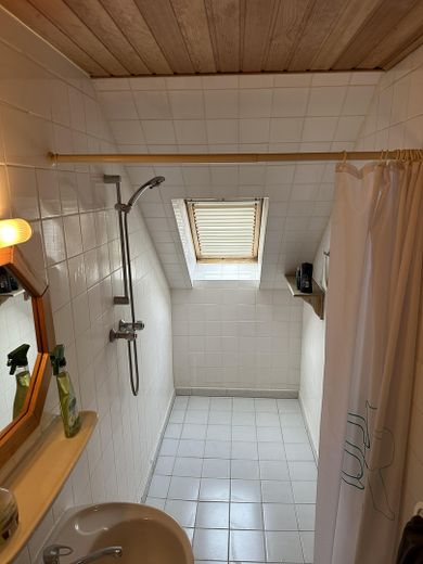 Großzügiges Reihenmittelhaus mit Kaminoption, Garage, Keller & Glasfaser in Kiel-Russee – DG WC mit großer Dusche 2