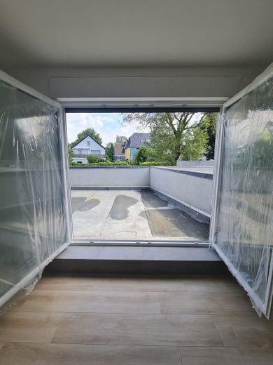 ERSTBEZUG NACH SANIERUNG – MODERNE 2-ZIMMER-WOHNUNG MIT GROSSER TERRASSE UND EINBAUKÜCHE – Foto 10