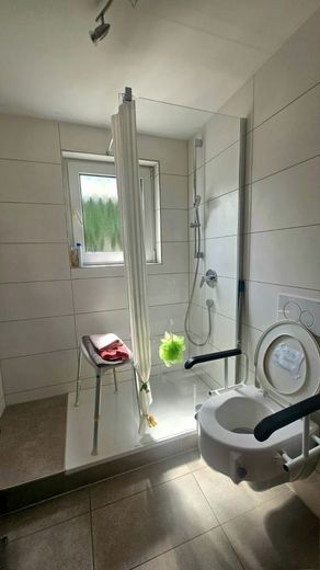 2-Zimmer-Erdgeschosswohnung mit Balkon - leerstehend &amp; sofort nutzbar – Badezimmer_WC