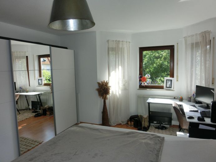 Charmantes Wohlfühlhaus mit Terrasse und kleinem Garten in gesuchter Lage – Großes Schlafzimmer