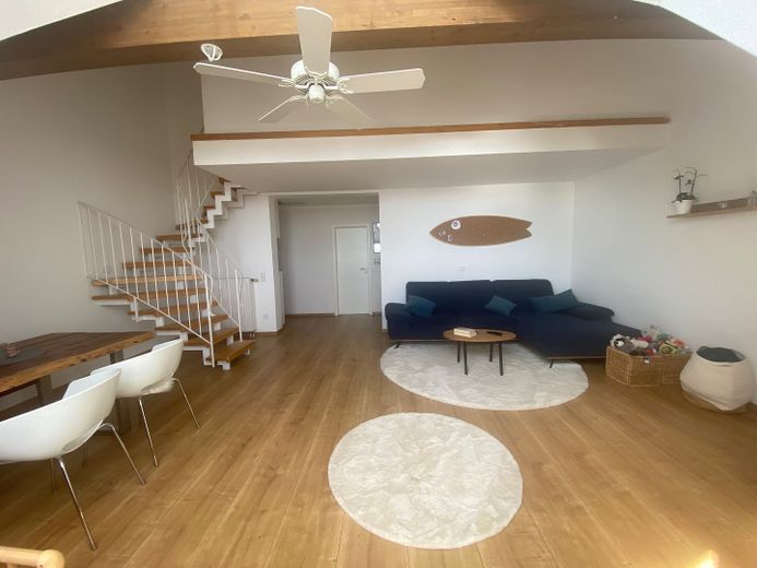 Exkl. 3-Zimmerwohnung 74+21qm EINMALIGER NUTZFLÄCHE - Einbauküche+begehb. Kleiderschr. auf 2 Ebenen – Wohnzimmer