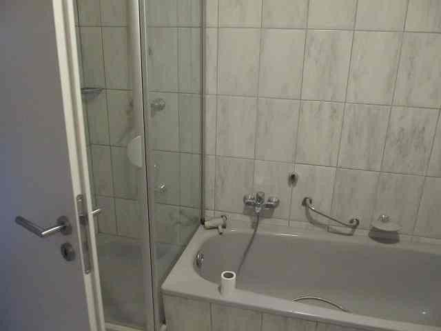 Sonnige Eigentumswohnung 65 qm 3 ZKB Brandoberndorf große 15 qm Terrasse südwest – Bad