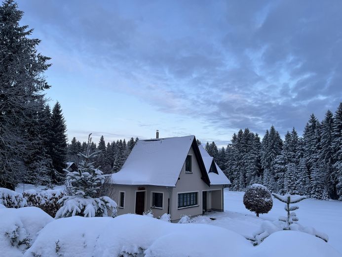 Haus auf 900 m ü NN am Auersberg im Erzgebirge – Zauberhaft