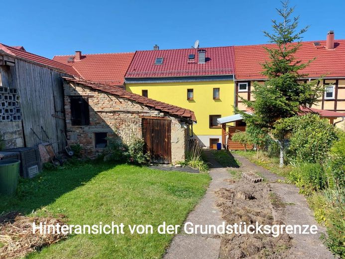 Hinteransicht mit Garten 