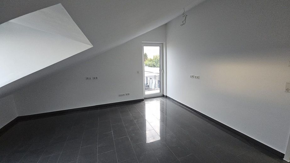 3,5-Zimmer-Wohnung in Bad Vilbel: Modernes Wohnen mit Dachboden – Wohnzimmer