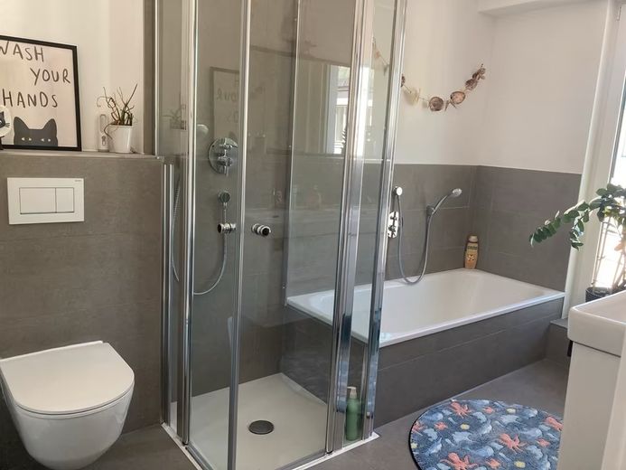 August Provisionsfrei! Stadthaus 5 Zi., 2 Bäder, 2 Dachterrassen, 2 TG – Energie A, Bezug Dez. – 1. OG Bad