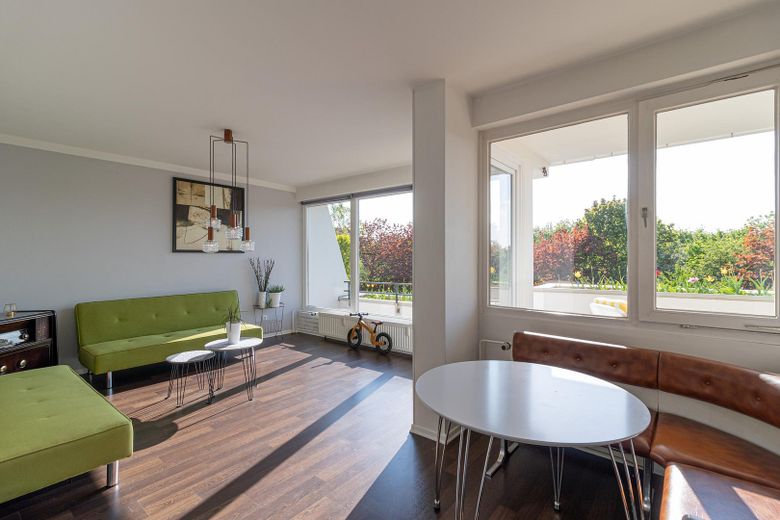Designer terrace apartment (18 min. central station) nature, parking space (only temporarily 6-12 months) 1,700 € incl. additional costs – Wohn / Esszimmer