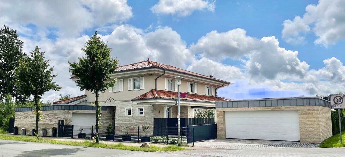 Große und modern-luxuriös ausgestattete Villa im Toskana-Stil am Hamburger Stadtrand zu verkaufen – Hausansicht (1)