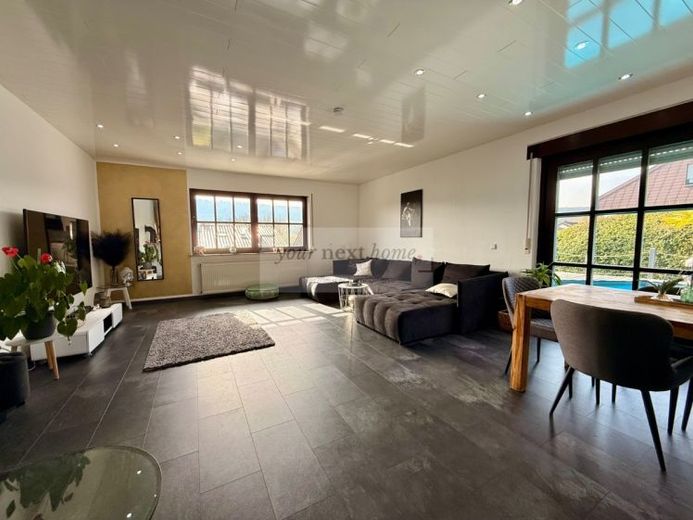 Schönes Einfamilienhaus auf ca. 240 m² in Eschringen mit Außenpool - Einliegerwohnung möglich – Foto 1
