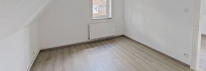 Helle 3-Zimmer-Dachgeschosswohnung mit modernem Wannenbad in fußläufiger Nähe zum Stadtzentrum – Ansicht I: Wohn- und Esszimmer