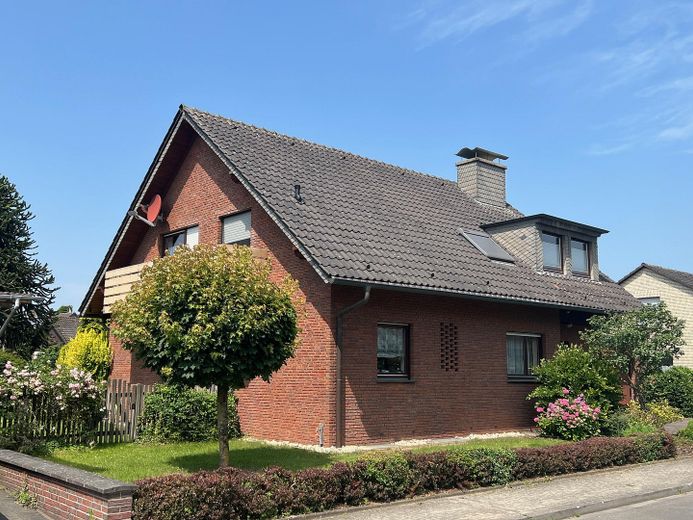 Giebelseite mit Balkon