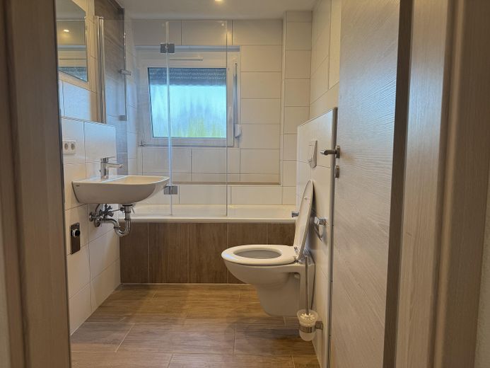 3-Zimmer-Wohnung mit neuer Einbauküche, Südbalkon & Stellplatz – Bad
