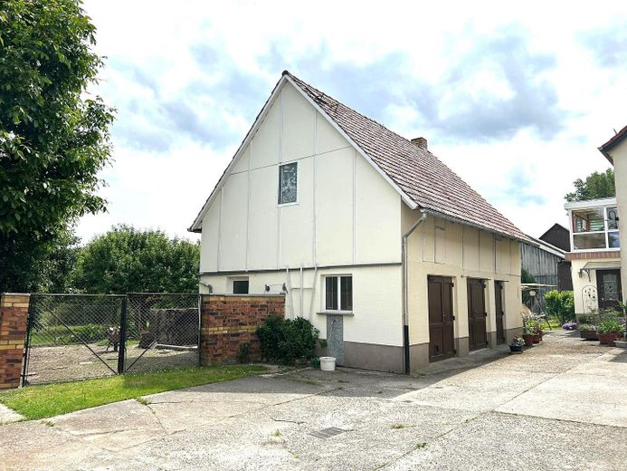 PREISREDUZIERT! Familienanwesen am Ortsrand mit Hof, Werkstatt, 2 Garagen und 1.780 m² Grundstück – Nebengebäude II