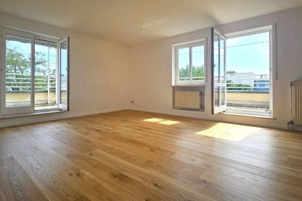 Luminoso appartamento di 4 locali di 128 m² (piano attico) con terrazza sul tetto di 44 m² a Johanneskirchen