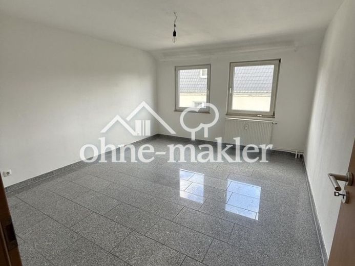 Stadtzentrale Dachgeschosswohnung 2-Zimmer,schön hell,frisch renoviert,Garage,ab sofort – Foto 1
