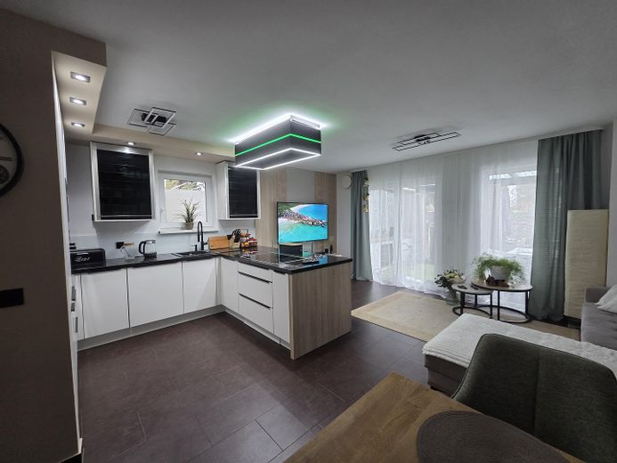 Hausgefühl statt Wohnung: Moderne 3-Zi.-Maisonette mit Garten, Terrasse & Balkon (BJ 2013) – Küche