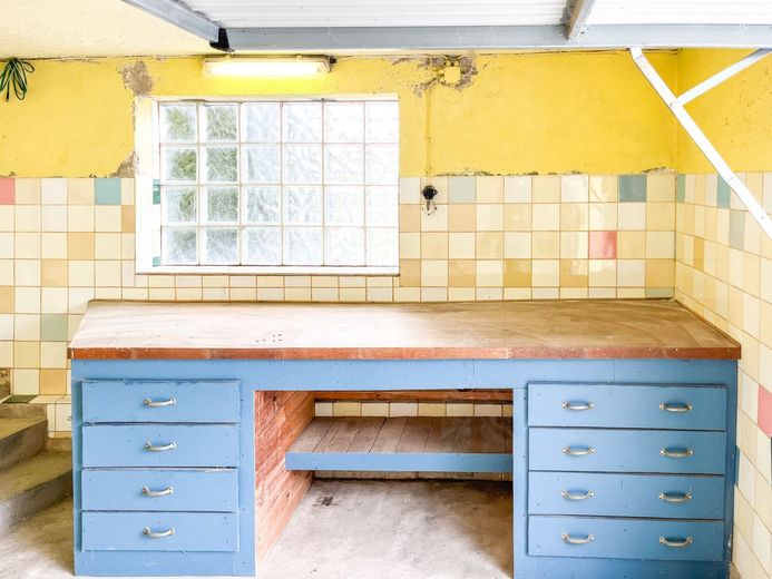 Garage mit Werkbank und eigenem Zugang! – Werkbank