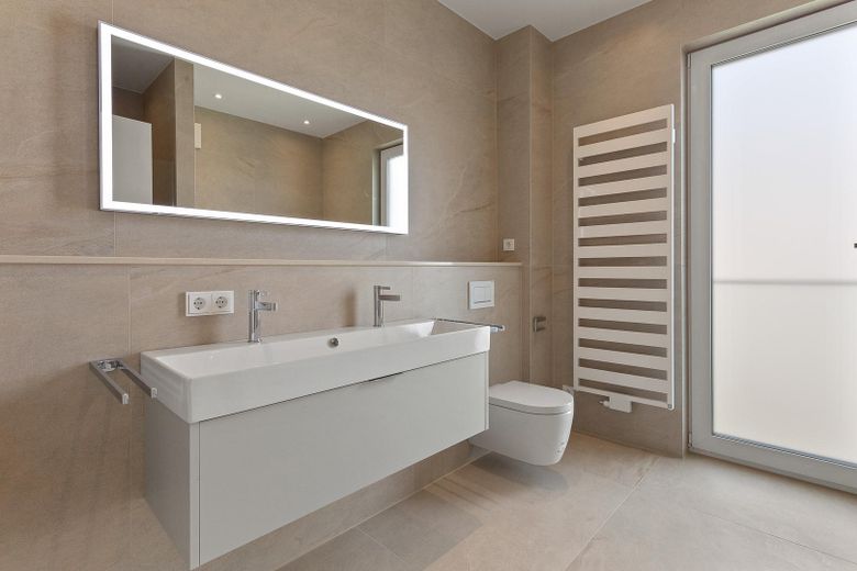 4-Zimmer-Wohnung mit hochwertiger Einbauküche und großem Balkon zu vermieten! – Badezimmer