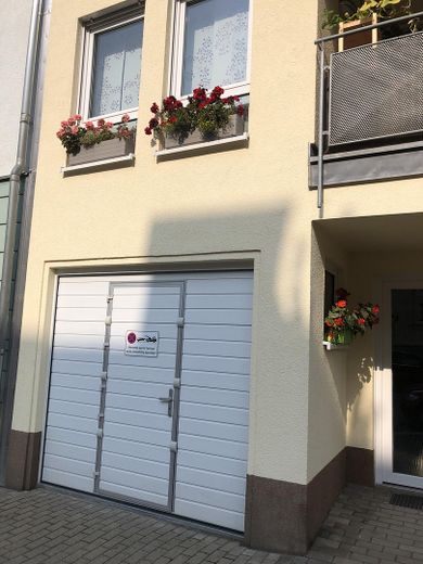 Garage, darüber Kind/Arbeiten