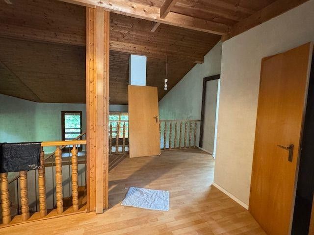 Lohmar-Rösrath-Einfamilienhaus für Individualisten Wald bis ans Haus, bezugsfrei – Blick in den oberen Bereich