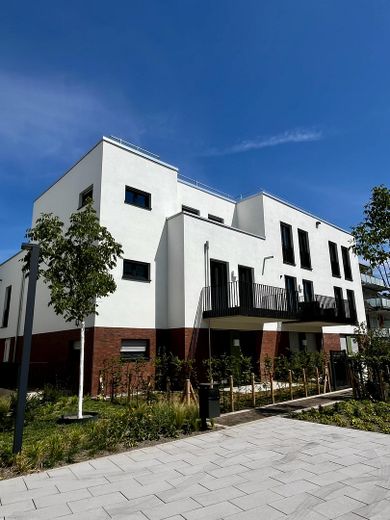 Frechen’de ilk kullanım: Bahçeli ve yüksek kaliteli donanıma sahip modern 3 odalı daire – Hausansicht 