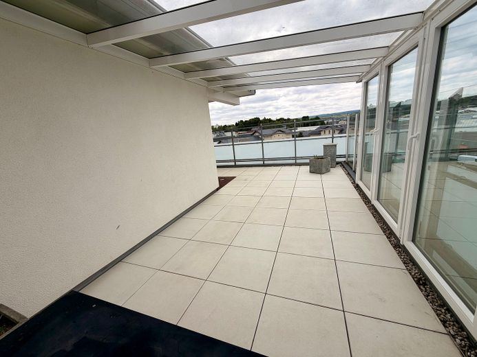 Luksusowy penthouse dwupoziomowy w centrum Limburga z jacuzzi i widokiem na katedrę, 196 m² – Überdachte Terrassenfläche