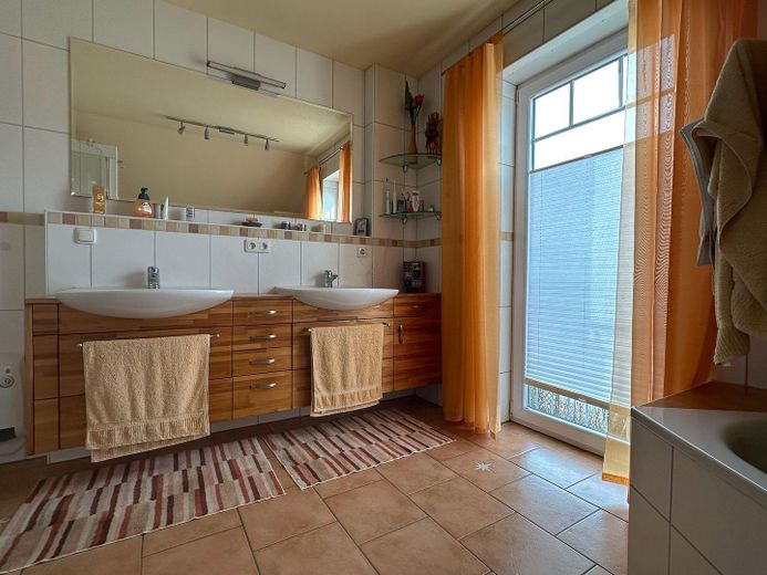 Badezimmer mit Fenstertür