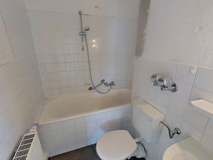 KENDİNİZ YENİLEYİN VE TASARRUF EDİN: BALKONLU ve bol ışık alan büyük 4 odalı daire – Bad