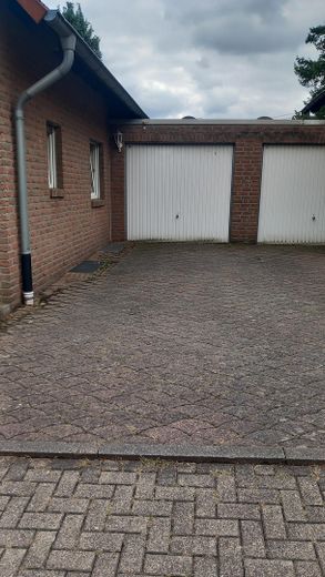 Doppelhaushälfte im Zentrum von Frechen mit Garage und Garten – Nur die linke Garage 