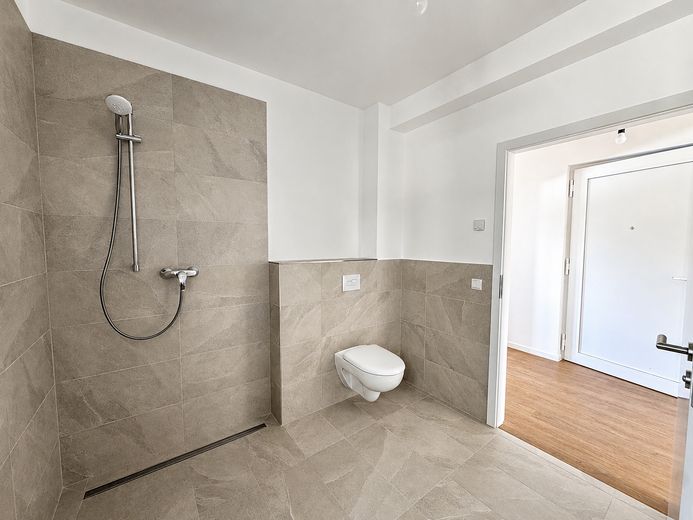Erstbezug im Neubau! Moderne 2-Zimmer Wohnung mit QNG-Plus Siegel und Einbauküche! – Badezimmer