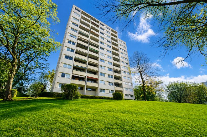 Gepflegtes Gebäude und Garten
