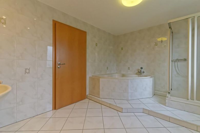 SENZA PROVVIGIONE: Luminoso appartamento di 4 locali a OB-Sterkrade -Eccellenti condizioni energetiche! – Bad mit Wanne
