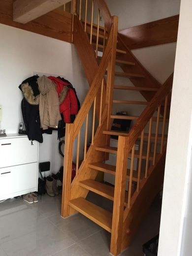Komfortabel ausgestattete Maisonettewohnung/ Galeriewohnung 1,5 Zimmer mit Balkon – Treppe
