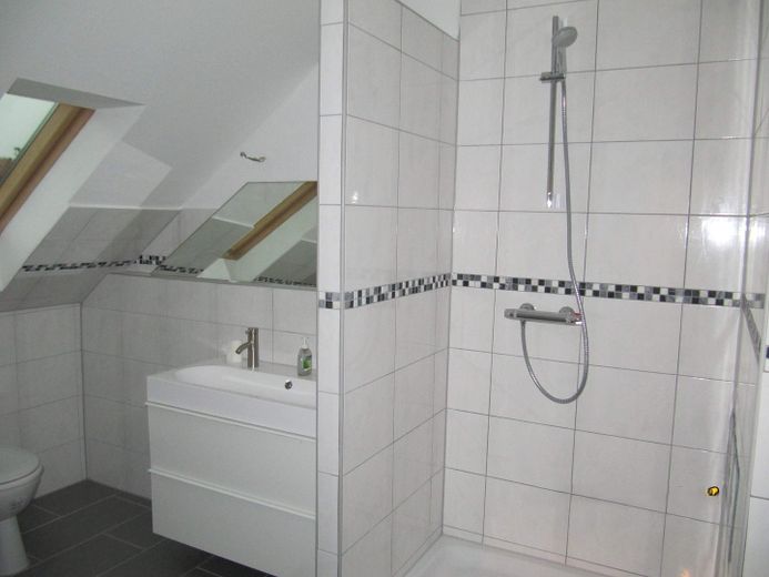 TOP LAGE LAUFAMHOLZ: LAUFEND UND UMFANGREICH MODERNISIERTES -- 6-ZIMMER-RMH MIT EINZELGARAGE. – Bad 2tes Etage