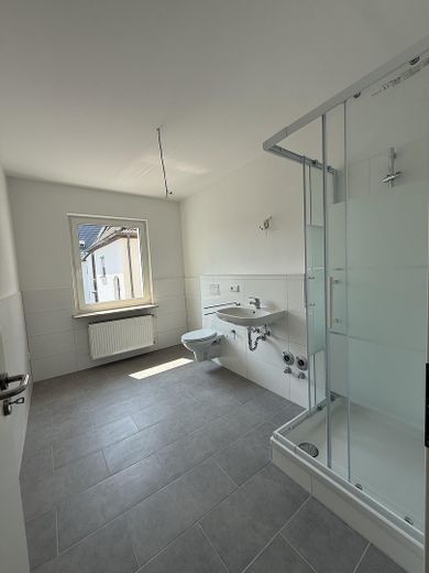 ¡Magnífico apartamento de 3 habitaciones con balcón! – Das Bad