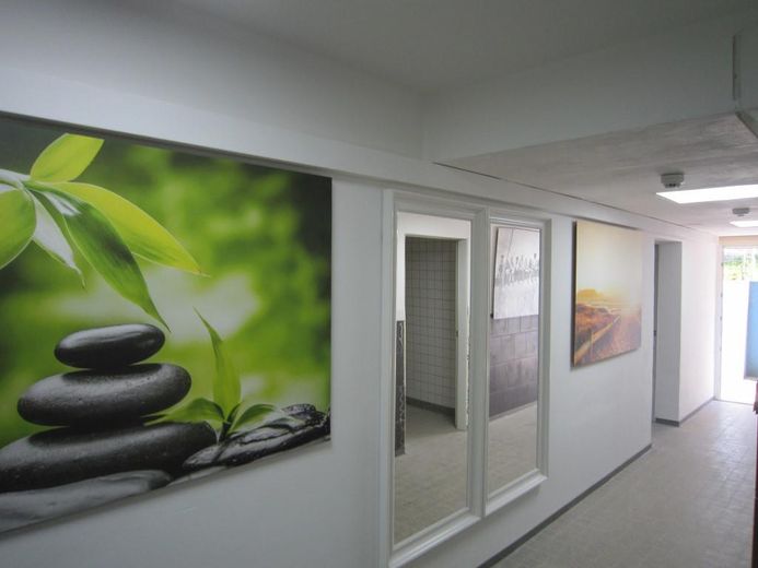 Capannone di stoccaggio e produzione di 1000m² nella zona industriale, 2,75 €/m² vicino a Saarbrücken (uffici opzionali) – Keller-Toilettengang
