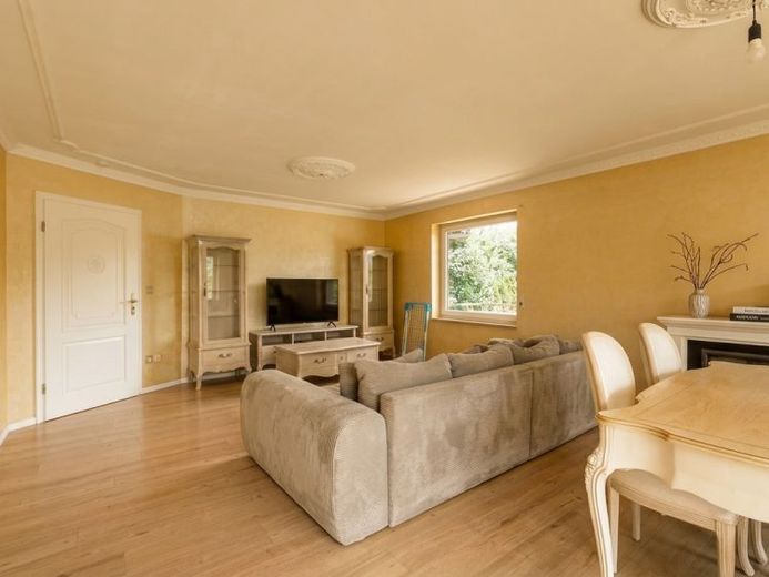 Gepflegte 5-Zimmer-Erdgeschosswohnung mit Balkon und Garage in ruhiger Lage – Fotoğraf 1