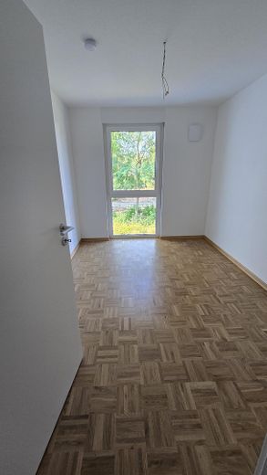 Derede yaşamak - bahçeli ve yeşilliğe bakan aile için modern yeni yapım sıra evi – Zimmer 1 1. OG zum Garten