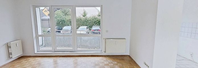 Grün, ruhig, stadtnah: 2-Zimmer-Wohnung in Rostock – Ansicht I: Wohnzimmer mit Zug…