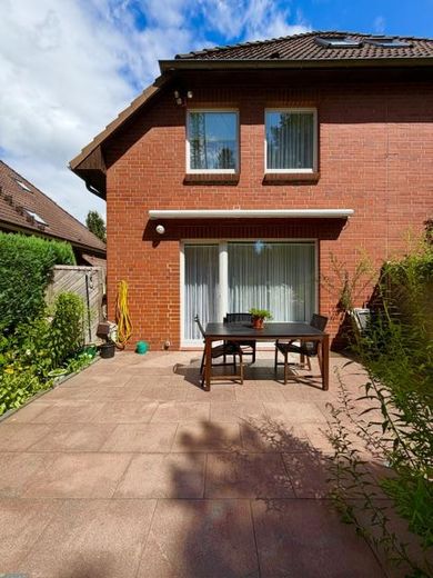 Bifamiliare ben curata con giardino privato e terrazza in ambita zona residenziale per famiglie a Sasel – Terrasse