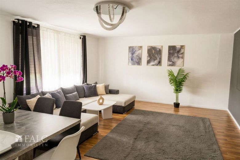 Erdgeschosswohnung mit Terrasse &amp; großem Garten - Perfekt zur Eigennutzung oder als Kapitalanlage – Wohnzimmer