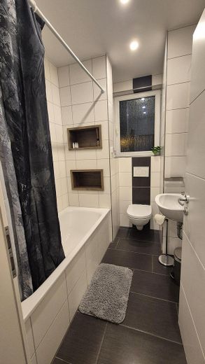 Frisch saniert, voll möbliert, sofort bezugsfertig: Wohnen für Studenten auf höchstem Niveau. – Gemeinschaftsbad mit Badewanne