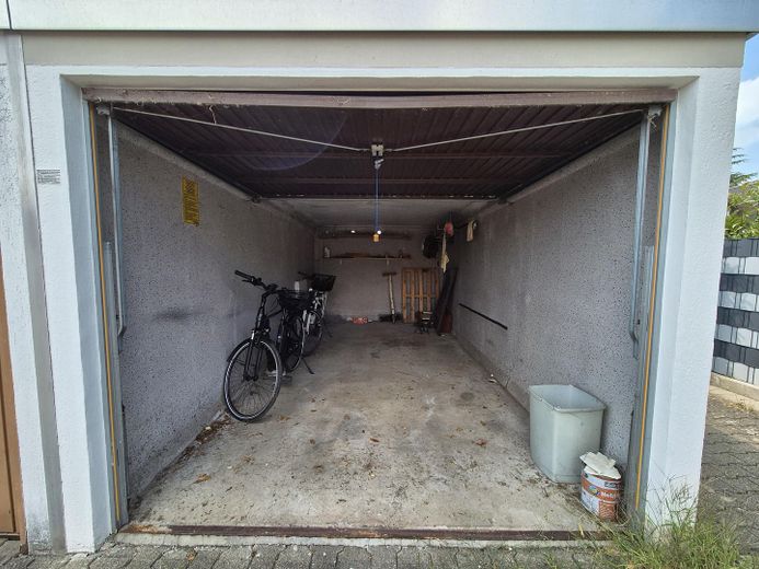 Miejsce dla rodziny – środkowy segment domu szeregowego z ogrodem, balkonem, garażem i instalacją fotowoltaiczną – Garage