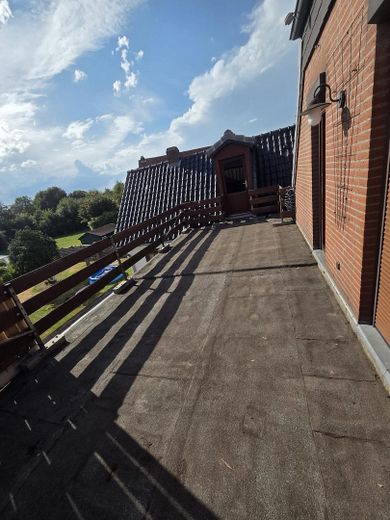 115 m² im Zweifamilienhaus | 30 m² Süd-Dachterrasse – Dachterrasse ohne Belag